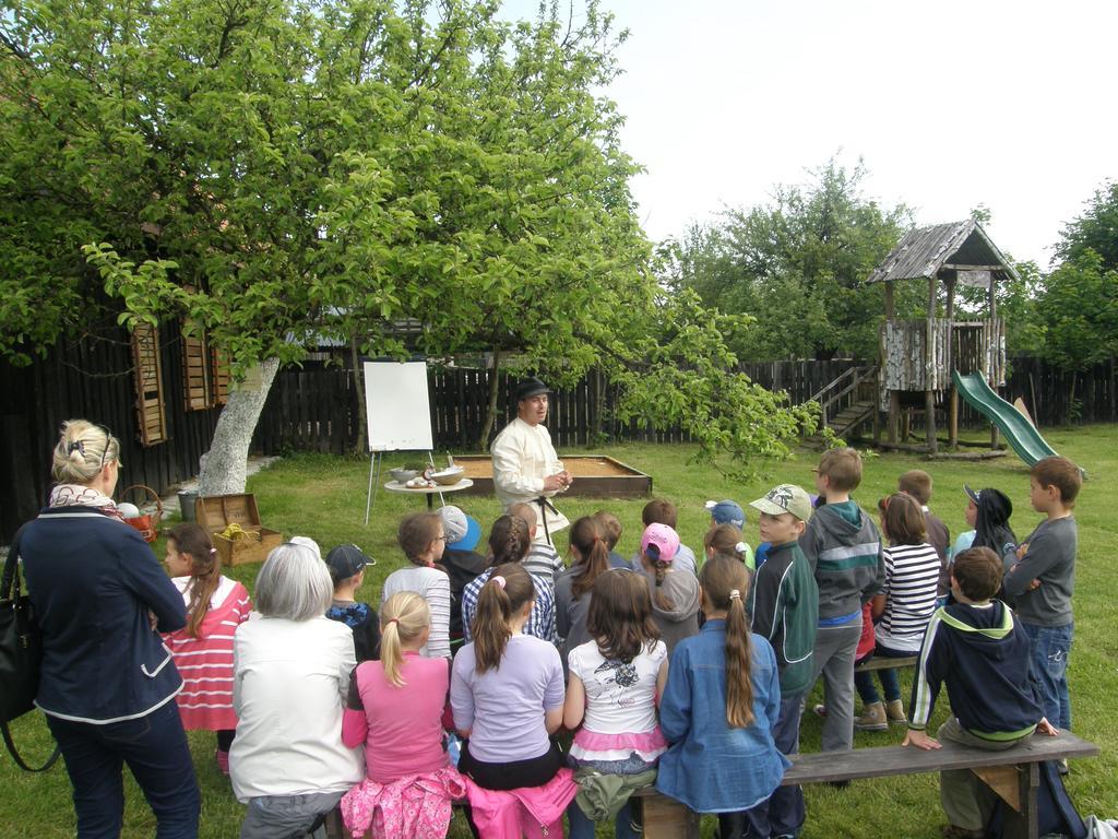 Gospodarstwo Agroturystyczno-Edukacyjne Gratka Celiny  Buitenkant foto